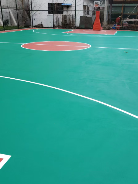 清新 球场长期使用易出现地面开裂